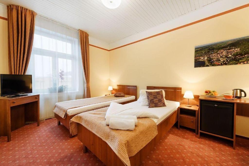 Hotel ตาบอร์ ภายนอก รูปภาพ