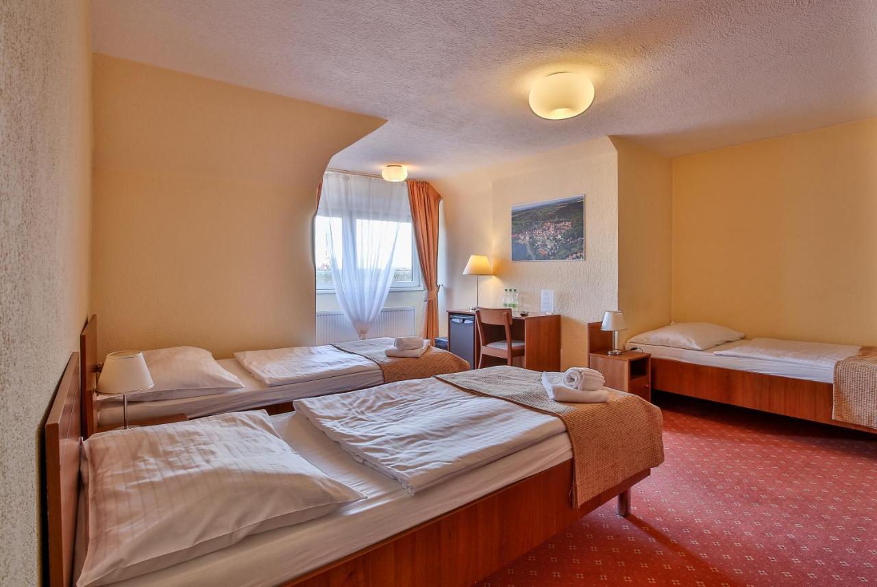 Hotel ตาบอร์ ภายนอก รูปภาพ