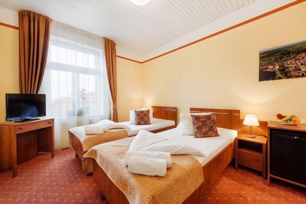 Hotel ตาบอร์ ภายนอก รูปภาพ