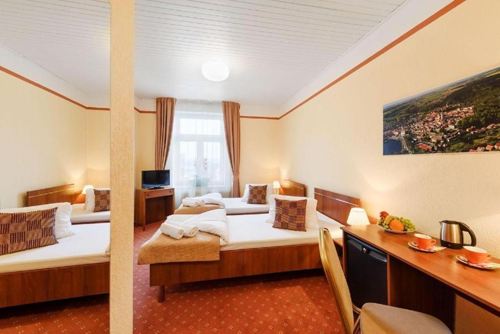 Hotel ตาบอร์ ภายนอก รูปภาพ