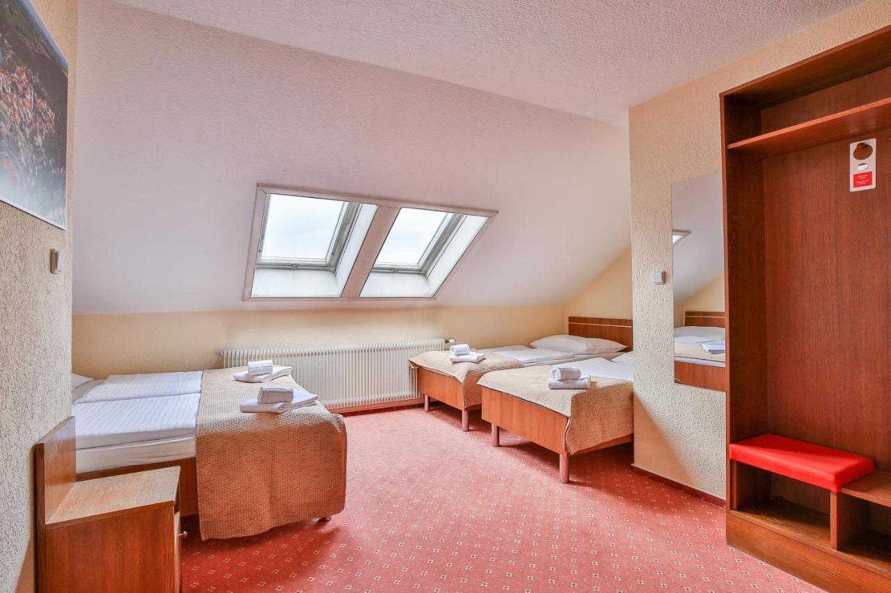 Hotel ตาบอร์ ภายนอก รูปภาพ