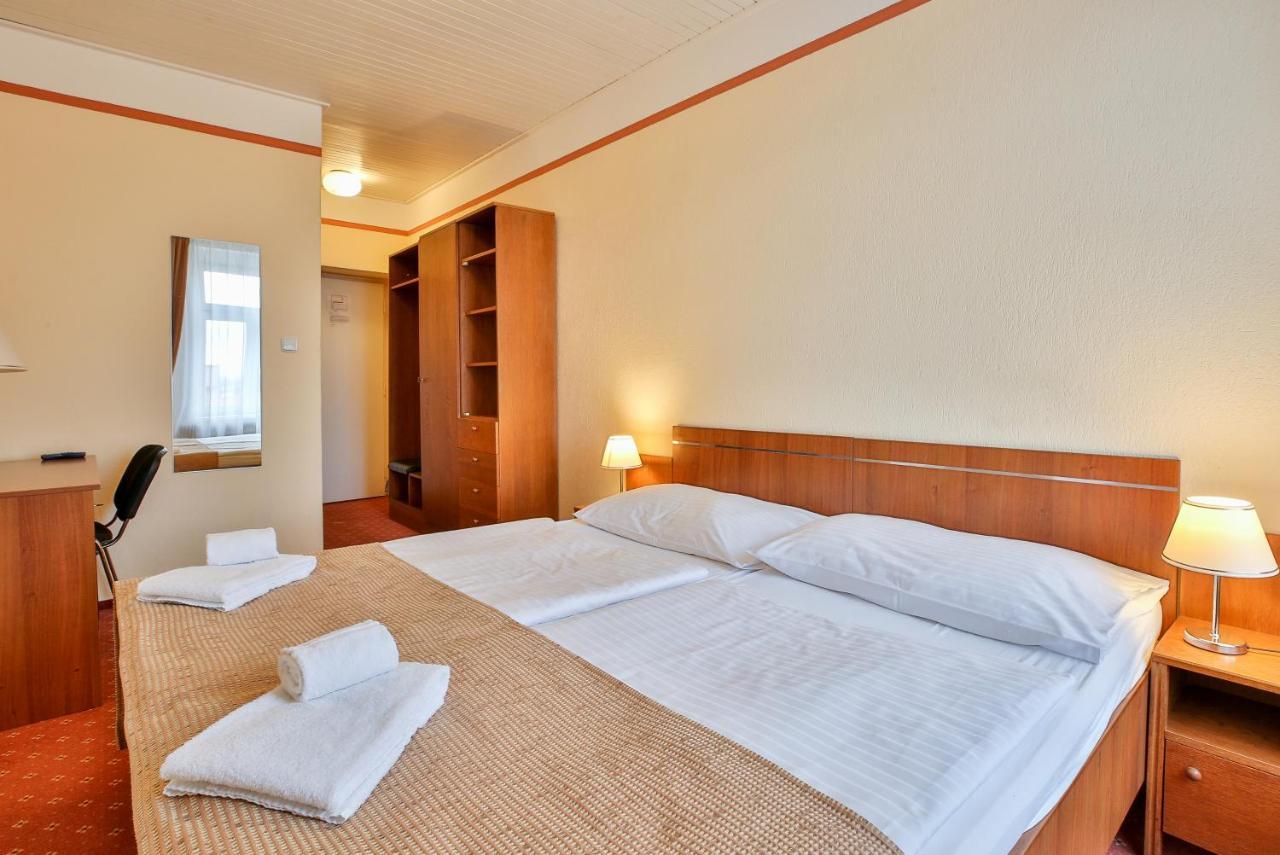 Hotel ตาบอร์ ภายนอก รูปภาพ