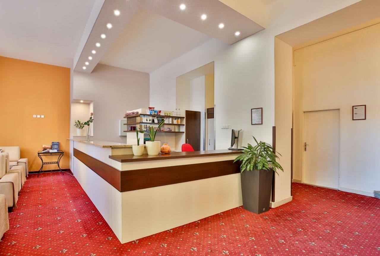 Hotel ตาบอร์ ภายนอก รูปภาพ