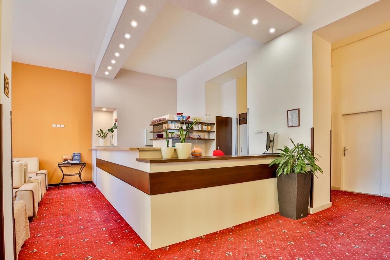 Hotel ตาบอร์ ภายนอก รูปภาพ