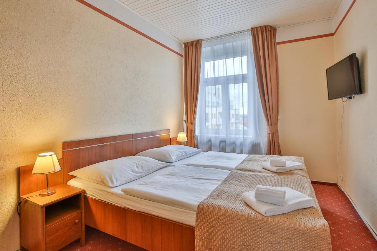 Hotel ตาบอร์ ภายนอก รูปภาพ
