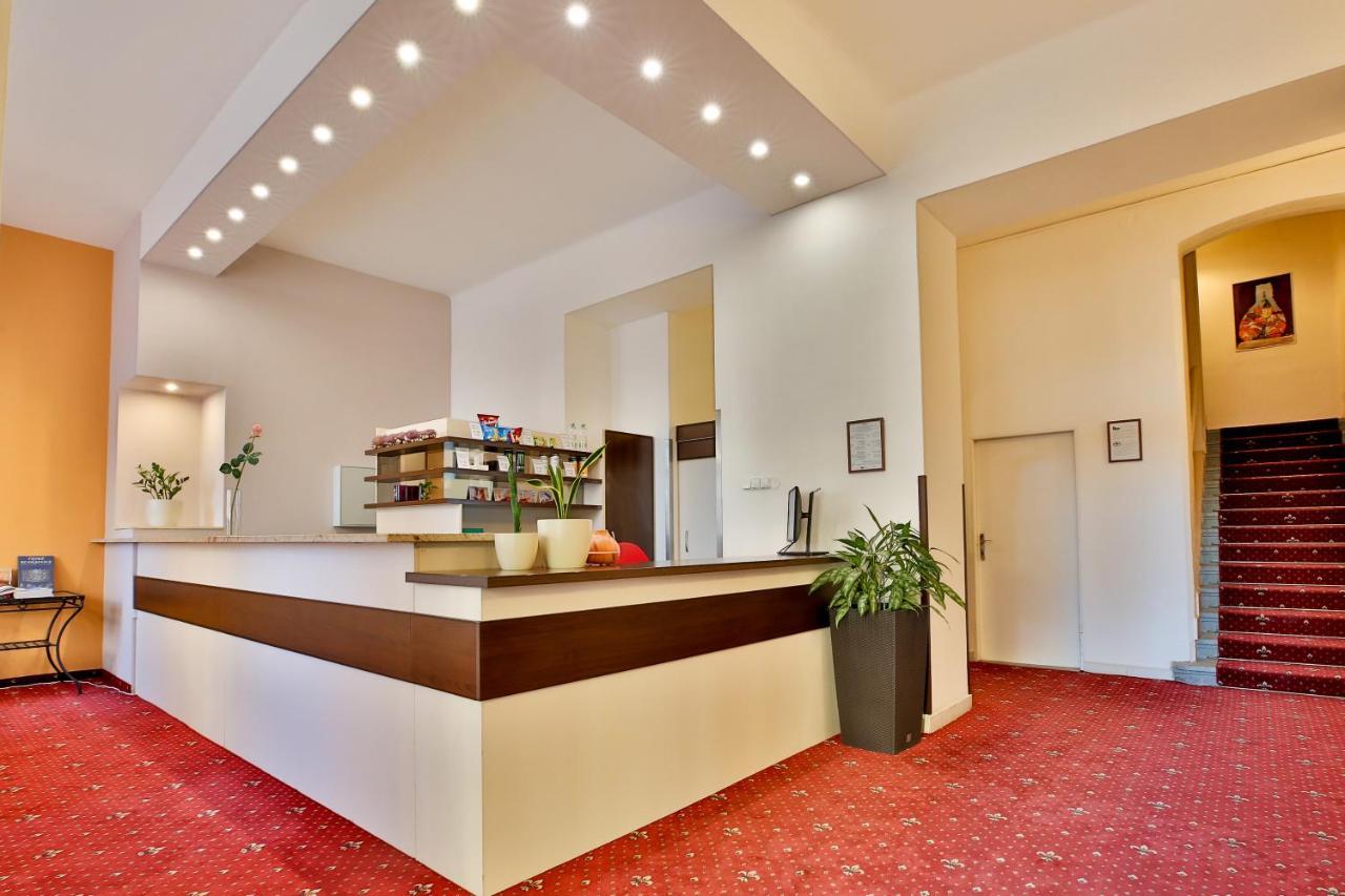 Hotel ตาบอร์ ภายนอก รูปภาพ