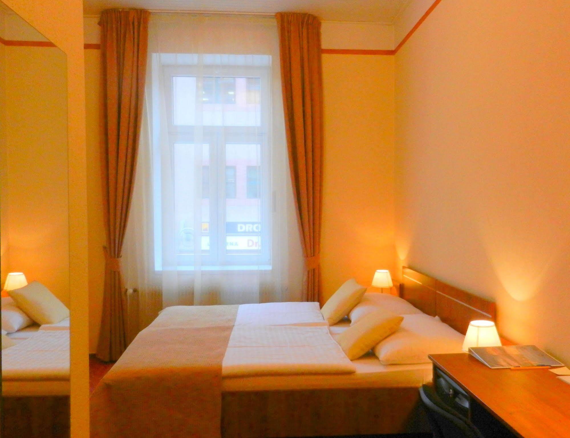 Hotel ตาบอร์ ภายนอก รูปภาพ